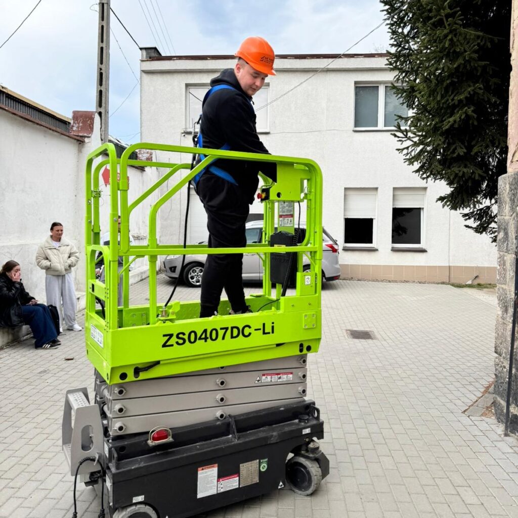 Uczniowie w ramach projektu „Międzypowiatowej drogi do edukacyjnego sukcesu szkół zawodowych powiatów dzierżoniowskiego, kłodzkiego i świdnickiego” uczestniczą w kursie podestów ruchomych